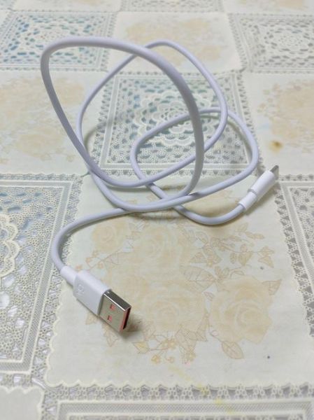 手机充电器怎么选_数据线哪种材质好-第1张图片-俊逸知识馆