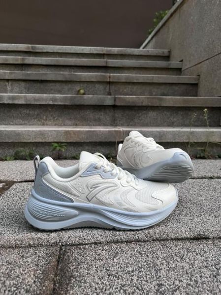 女鞋哪个品牌好_2024女鞋流行趋势-第2张图片-俊逸知识馆